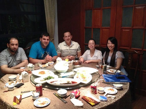 阿爾及利亞奶酪鍋客戶(hù)與公司同事一起就餐